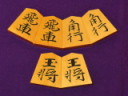 >美玉作水無瀬御蔵島黄楊斑入上柾目彫埋将棋駒　 新品/桐平箱付(KS1301)